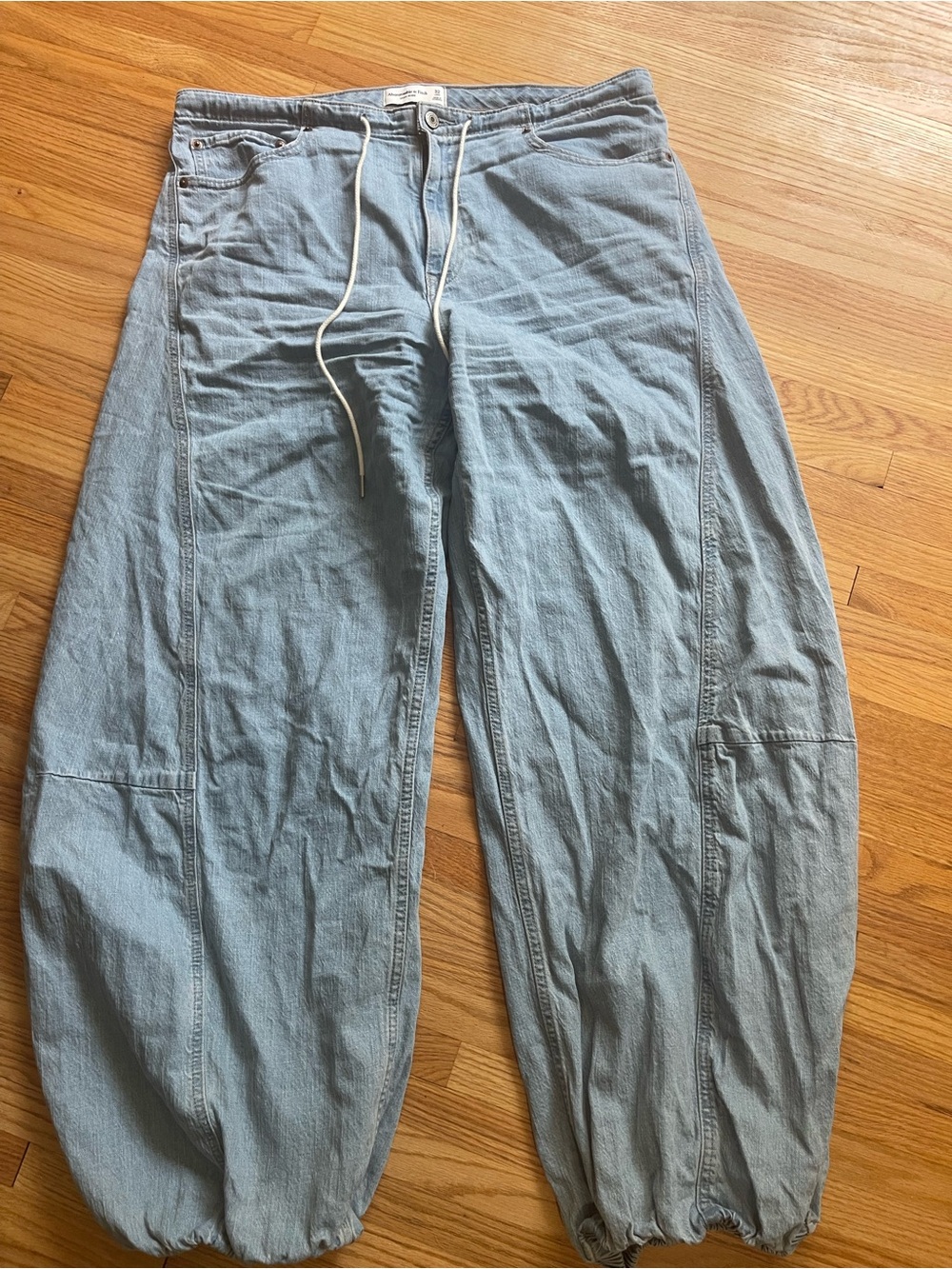 Abercrombie & Fitch Light Blue Balloon Jeans size 32 Long